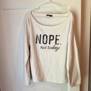 Chic White Long Sleeve Tee with Bold‎ Graphic